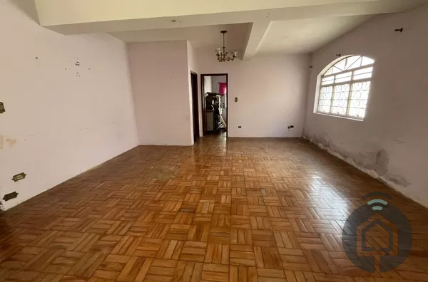 Invista ou Transforme: Imóvel com Excelente Localização e Espaço