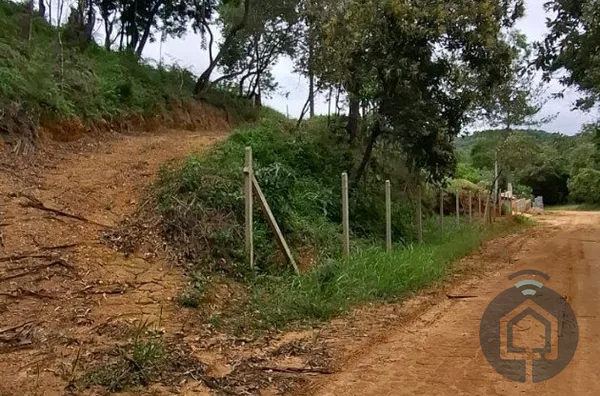 Terreno Exclusivo em Mailasque – 2.500 m² com Frente para o Lago