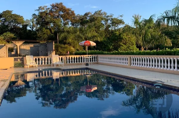 Linda chácara à venda em Araçariguama