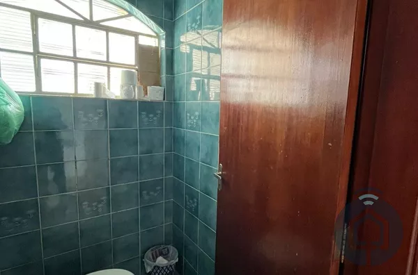 Invista ou Transforme: Imóvel com Excelente Localização e Espaço