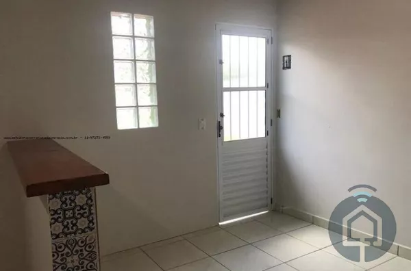 Casa Charmosa com Grande Espaço de Terreno à Venda