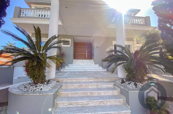 "Estilo de Vida Sofisticado: Explore Cada Faceta desta Casa de Alto Padrão