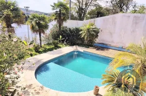 Exclusiva Casa em Condomínio Fechado com 4 Suítes e Área de Lazer Completa em Ibiúna