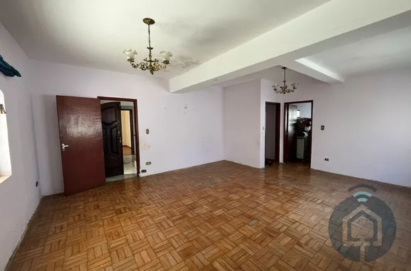 Invista ou Transforme: Imóvel com Excelente Localização e Espaço