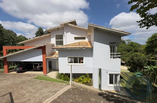 Casa de Alto Padrão em Terreno de 3.500 m²!