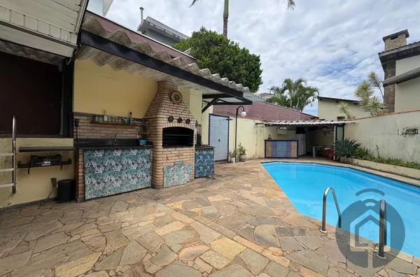 Casa Térrea com Potencial de Retrofit no Condomínio São Paulo II – Granja Viana! - Foto 3