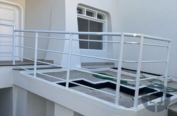 Elegância Renovada: Casa de Dois Pavimentos com Design Exclusivo