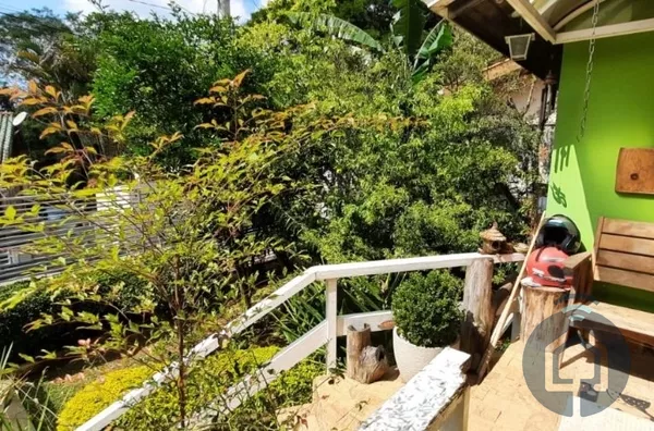 Casa térrea em condomínio cercado de área verde