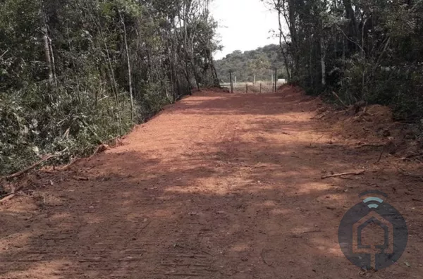 Área a 300 metros da Estrada do Vinho 