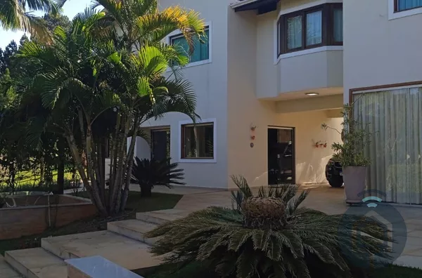 Residência de Luxo em Condomínio Exclusivo: Uma Obra-Prima em Meio à Natureza