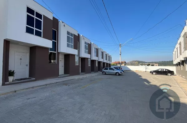 Charmoso Sobrado em Condomínio Fechado