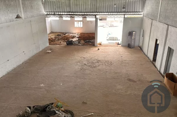 Galpão completo com pé-direito alto, mezaninos e amplo estacionamento!