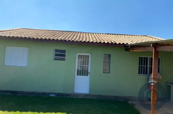 Casa Charmosa com Grande Espaço de Terreno à Venda