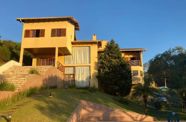 Casa de Alto Padrão com Suítes Exclusivas e Vista para a Mata Atlântica