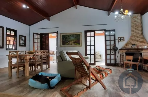 Casa térrea em condomínio cercado de área verde