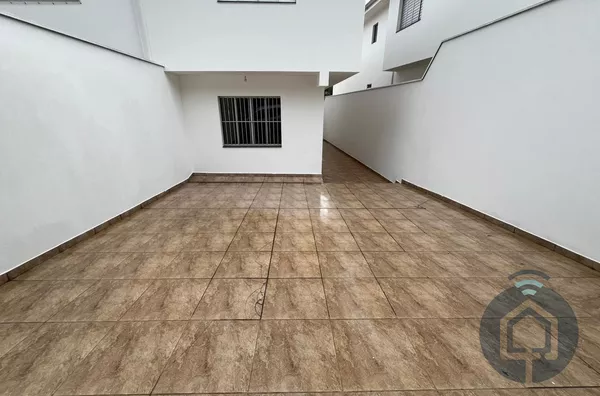 Charmoso Sobrado com Suíte e Varanda em Localização Privilegiada - Foto 1