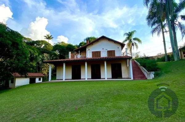 Refúgio Perfeito em São Roque: Ampla Casa com Piscina e Vista Deslumbrante