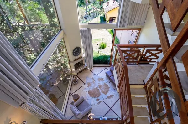 Casa de Alto Padrão com Suítes Exclusivas e Vista para a Mata Atlântica