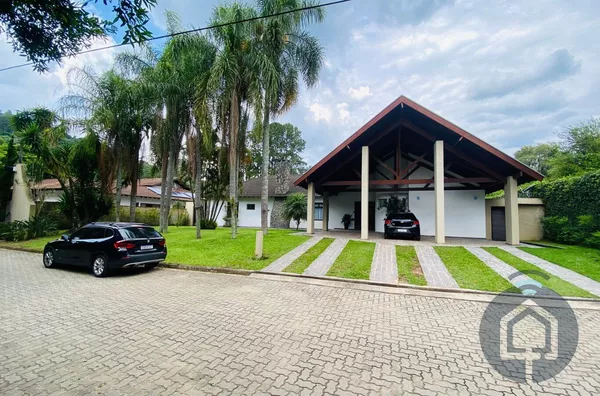 Casa Térrea de Alto Padrão em Condomínio Fechado – São Roque!