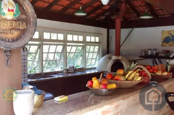 Elegância Rústica: Linda Casa com Amplo Terreno de 3.800 m²