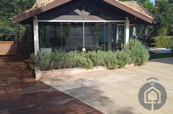 Residência de Luxo em Condomínio Exclusivo: Uma Obra-Prima em Meio à Natureza