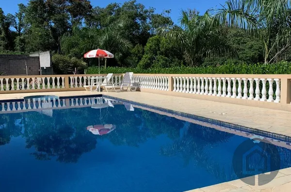 Linda chácara à venda em Araçariguama