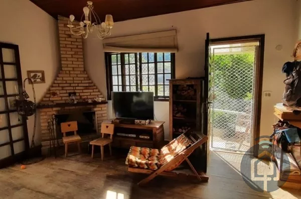 Casa térrea em condomínio cercado de área verde