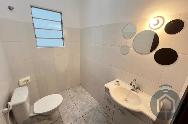 Charmoso Sobrado com Suíte e Varanda em Localização Privilegiada - Foto 5