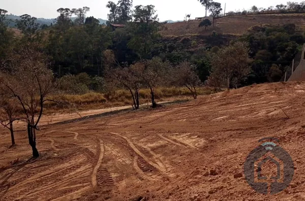 Amplo Terreno de 2.600 m² à Venda, com Documentação em Dia!