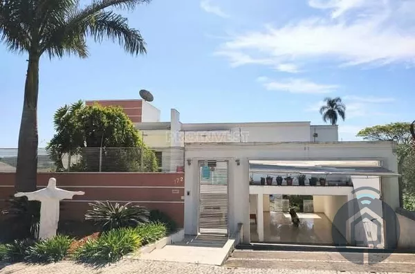 Exclusiva Casa em Condomínio Fechado com 4 Suítes e Área de Lazer Completa em Ibiúna