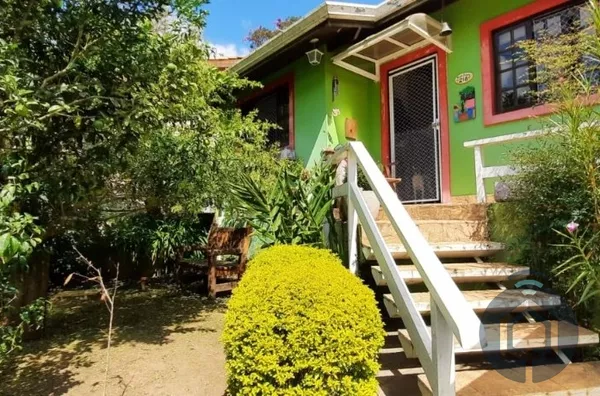 Casa térrea em condomínio cercado de área verde