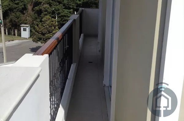 Casa em condomínio com excelente acabamento 