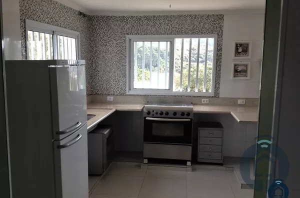 Casa em condomínio com excelente acabamento 