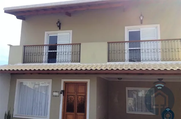 Casa em condomínio com excelente acabamento 