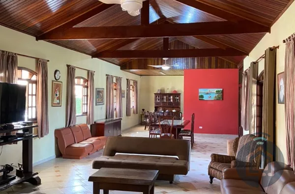 Casa de campo em condomínio fechado