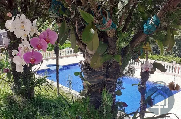 Linda chácara à venda em Araçariguama