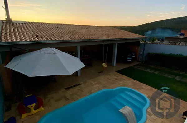 O Refúgio Perfeito: Casa com Piscina Aquecida e Espaço Gourmet
