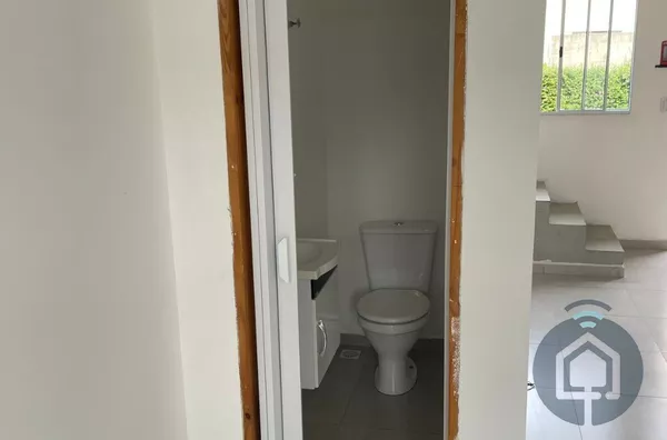 Conforto e Praticidade em São Roque – Casa com Duas Suítes e Varanda no Bairro Marmeleiro