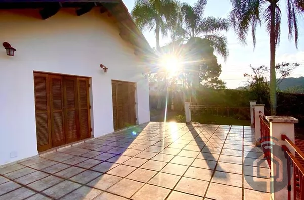 Refúgio Perfeito em São Roque: Ampla Casa com Piscina e Vista Deslumbrante