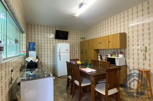 Espaço e Conforto em São Roque: Casa de 3 Quartos com Edícula no Jardim Brasil