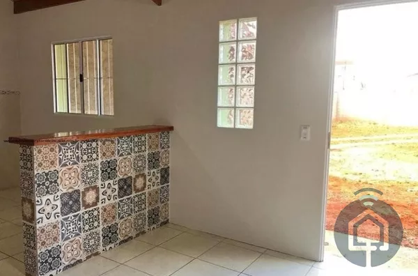 Casa Charmosa com Grande Espaço de Terreno à Venda