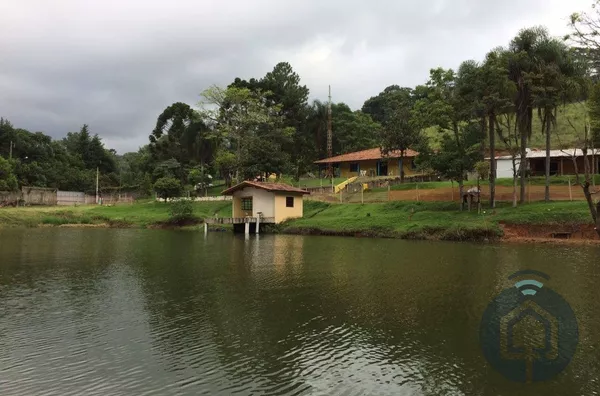 Sítio com Lago, Casa Avarandada e Muito Lazer