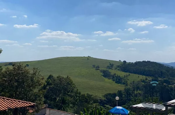 Seu Refúgio Perfeito: Chácara com Salão de Festas e Piscina