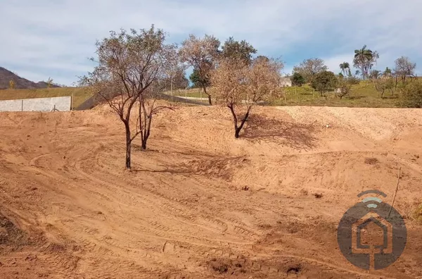 Amplo Terreno de 2.600 m² à Venda, com Documentação em Dia!