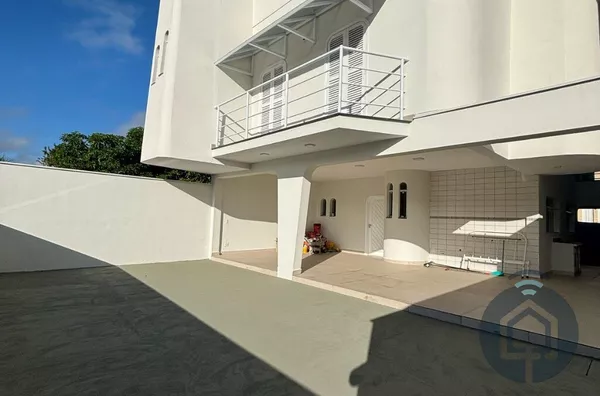 Elegância Renovada: Casa de Dois Pavimentos com Design Exclusivo