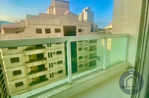 Viva Perto do Mar – Apartamento Espaçoso com 2 Vagas na Enseada, Guarujá!