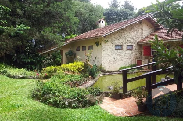 Sítio à Venda na Estrada do Vinho, São Roque: 22.000 m² com Chalé e Lazer Completo