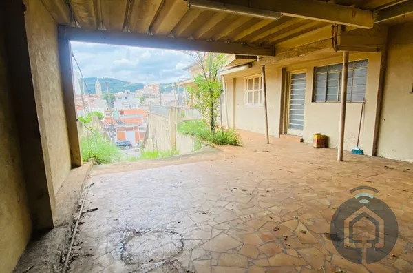 Casa com 600m² de Terreno no Centro de São Roque!