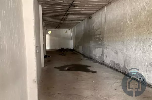 Galpão completo com pé-direito alto, mezaninos e amplo estacionamento!