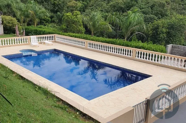 Linda chácara à venda em Araçariguama